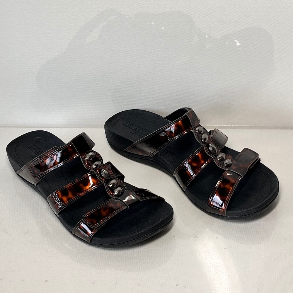 Clarks Pical Cusick Patent Leather Fashion Sandals